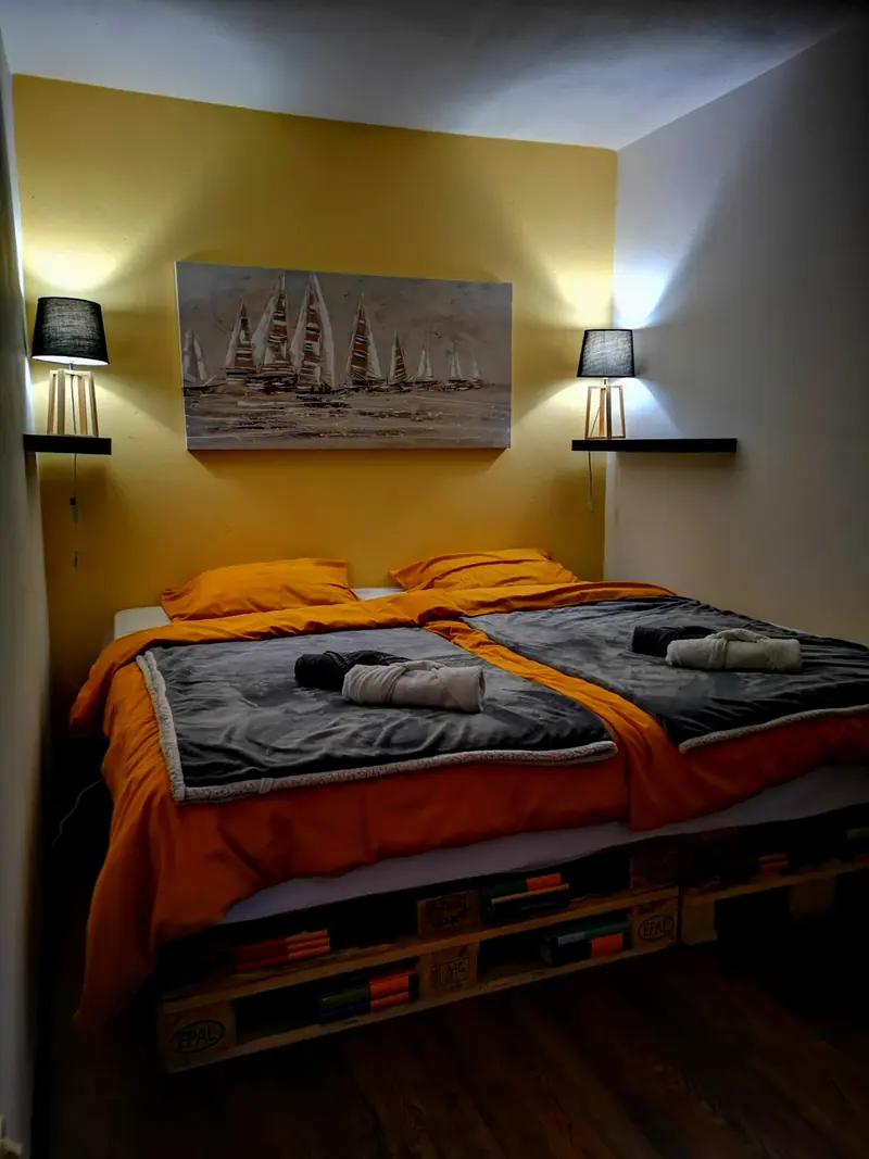 Detalj spavaonice s toplim rasvjetnim tijelima