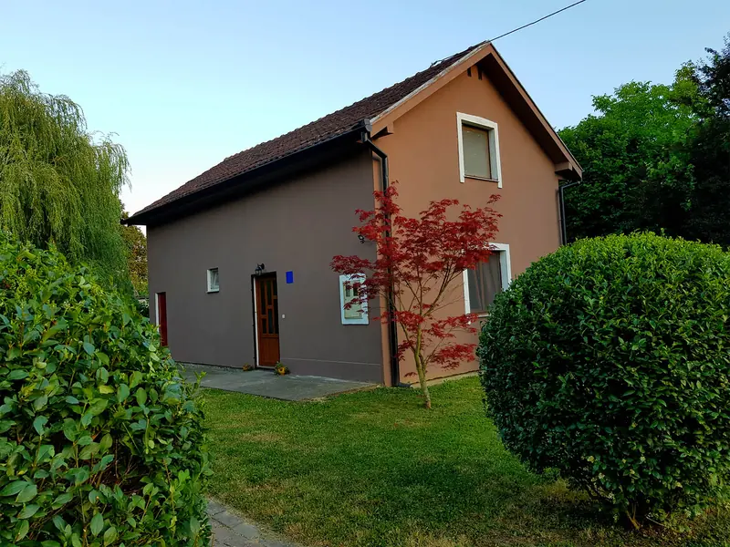 Vanjski pogled na kuću za odmor Rubić po danu