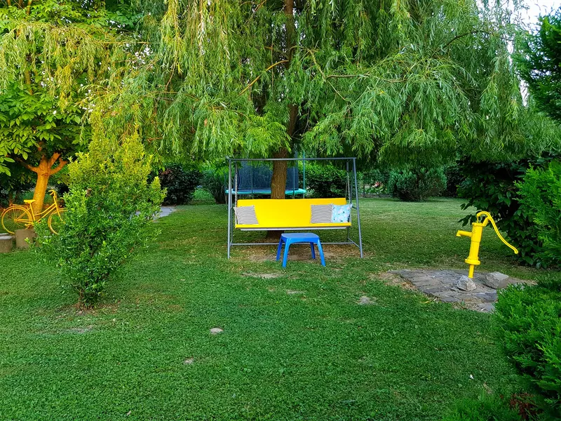 Ljuljačka s klupom u sjeni vrbe