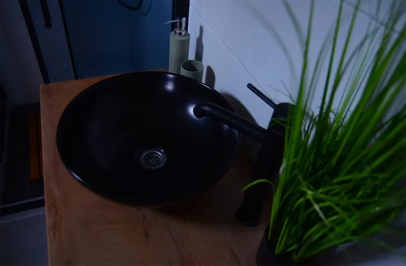 Detalj crnog umivaonika i armature u kupaonici